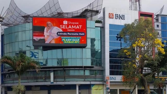 Baliho Pemenang Beli Mobil Rp 1 lewat Flash Sale Shopee Curi Perhatian Warga Medan
