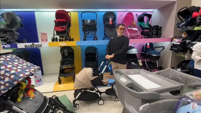 Momen Citra Kirana dan Rezky Aditya Beli Kebutuhan Bayi