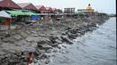 Seorang pria berdiri di pinggir laut di Sittwe di negara bagian Rakhine Myanmar pada 13 Mei 2023, menjelang pendaratan Topan Mocha. (AFP/Sai Aung Main)