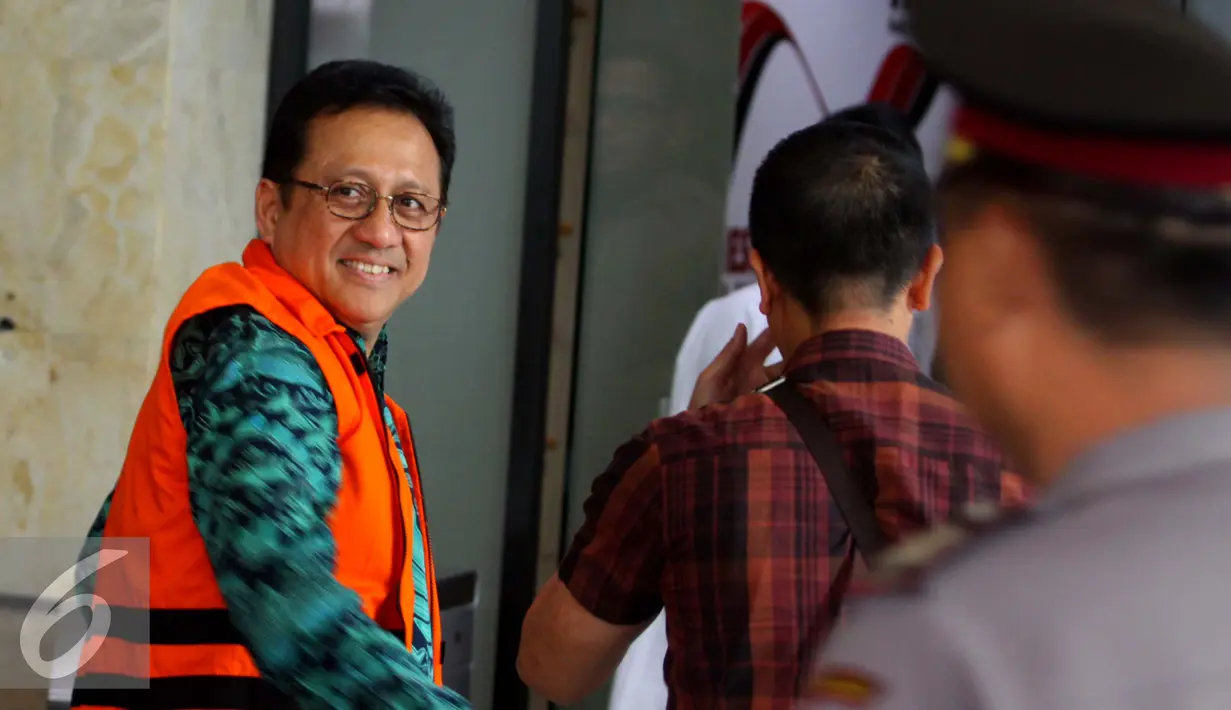 Senyum Irman Gusman sebelum jalani pemeriksaan di KPK, Jakarta, (4/10). Irman diperiksa sebagai saksi tersangka Memei, isteri dari tersangka Direktur Utama CV Semesta Berjaya Xaveriandy Sutanto (Tanto) dalam kasus yang sama. (Liputan6.com/Helmi Afandi)