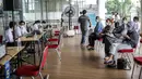 Pekerja swasta mengikuti proses vaksinasi COVID-19 saat program Vaksinasi Gotong Royong di Sudirman Park Mall, Jakarta, Rabu (19/5/2021). Vaksin yang disuntikkan dalam program Vaksinasi Gotong Royong adalah Sinovam. (Liputan6.com/Faizal Fanani)