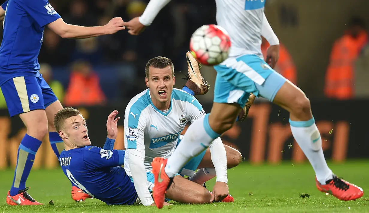 Perebutan bola antara pemain Leicester City dengan pemain Newcastle United dalam laga Liga Inggris di Stadion King Power, Selasa (15/3/2016) dini hari WIB. (AFP/Paul Ellis)