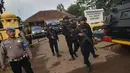 Polisi berjaga di lokasi penusukan Menkopolhukam Wiranto di Pandeglang, provinsi Banten (10/10/2019). Kepala Badan Intelijen Negara (BIN) Budi Gunawan menyatakan, penusuk Wiranto merupakan afiliasi Jamaah Ansharut Daulah (JAD). (AFP/Ronald Siagian)