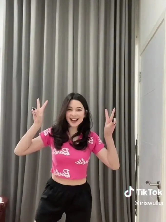 6 Potret Terbaru Iris Wullur Mantan Artis yang Disebut 'Ibu-Ibu Cantik' di TikTok