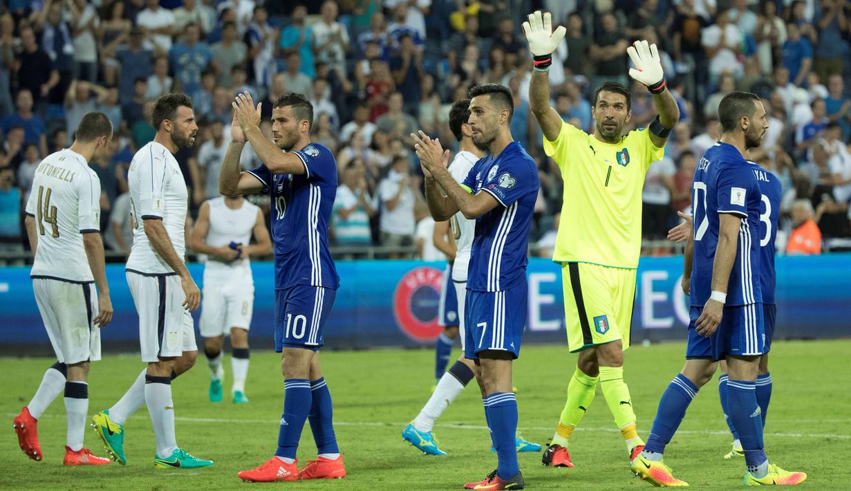 Buffon dan para pemain Italia memberikan salam kepada fans usai menang 3-0 atas Israel pada laga Kualifikasi Piala Dunia 2018 di Stadion Sammy Ofer, Haifa, Israel, (6/9/2016) dini hari WIB. (AFP/Jack Guez)
