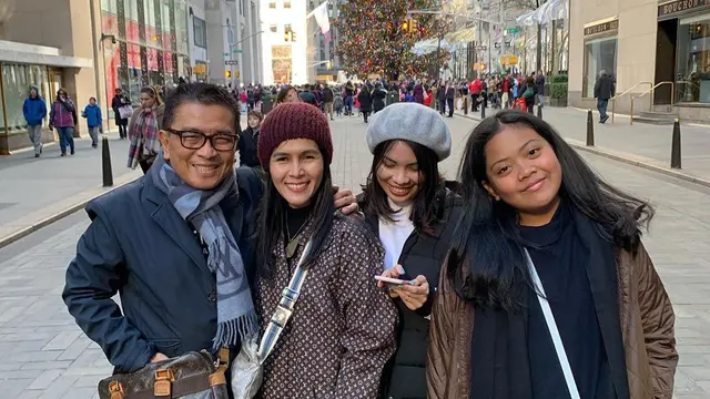 Satu Dekade Bersama, Ini 6 Potret Harmonis Helmy Yahya dan Istri