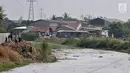 Pekerja beraktivitas di pinggir Kali Pisang Batu, Desa Setia Asih, Tarumajaya, Kabupaten Bekasi, Jawa Barat, Minggu (29/7/2019). Kali Pisang Batu kembali dipenuhi limbah pabrik dan sampah rumah tangga setelah sempat dikeruk pada Januari lalu. (merdeka.com/Iqbal Nugroho)