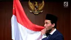 Ezra Walian mencium bendera Merah Putih usai melaksanakan sumpah sebagai Warga Negara Indonesia di Kanwil Kemenkumham DKI Jakarta, Kamis (18/5). Pembacaan sumpah pun dipimpin oleh Ketua Kanwil, Endang Sudirman. (Liputan6.com/Helmi Fithriansyah)