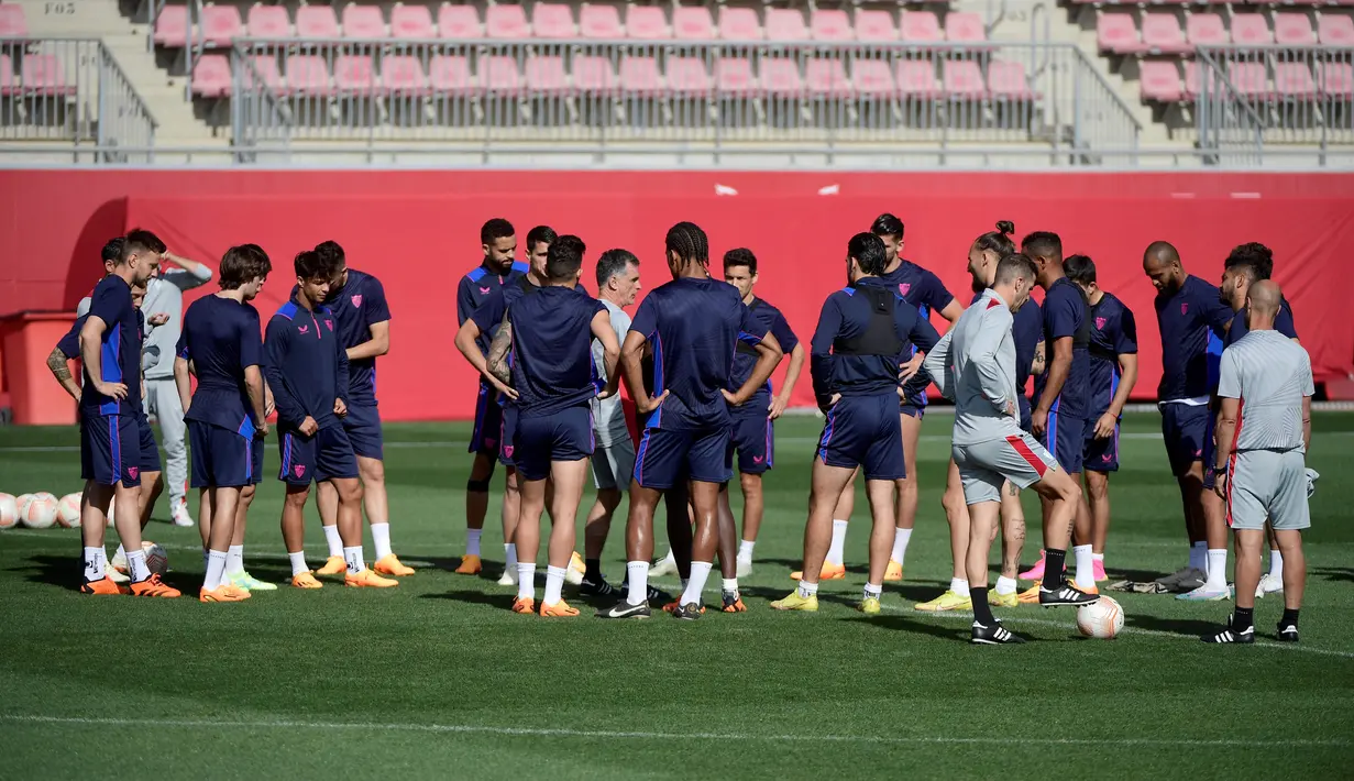 Sevilla akan menjamu wakil Inggris, Manchester United pada leg kedua babak perempatfinal Liga Europa 2022/2023. (AFP/CRISTINA QUICLER)