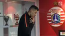 Pemain baru Persija, Alexandre Luiz Reame atau Xandao bersiap memberi keterangan di Kantor Persija, Jakarta, Jumat (30/8/2019). Pesepakbola berkewarganegaraan Brasil ini bermain di posisi belakang, rencananya Xandao akan menggantikan posisi Stefan Paulle. (Liputan6.com/Helmi Fithriansyah)