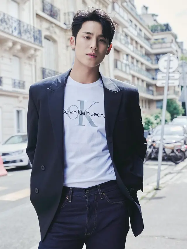 Tampil Rebel hingga Formal, Mingyu SEVENTEEN Tebar Pesona Sambil Pamer Otot di Campaign Terbaru Calvin Klein