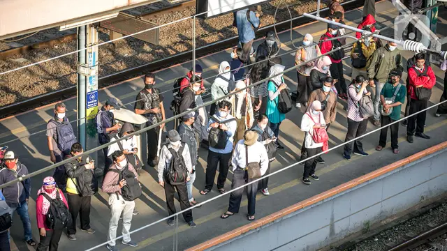 Suasana Stasiun Tanah Abang Saat Sore Hari