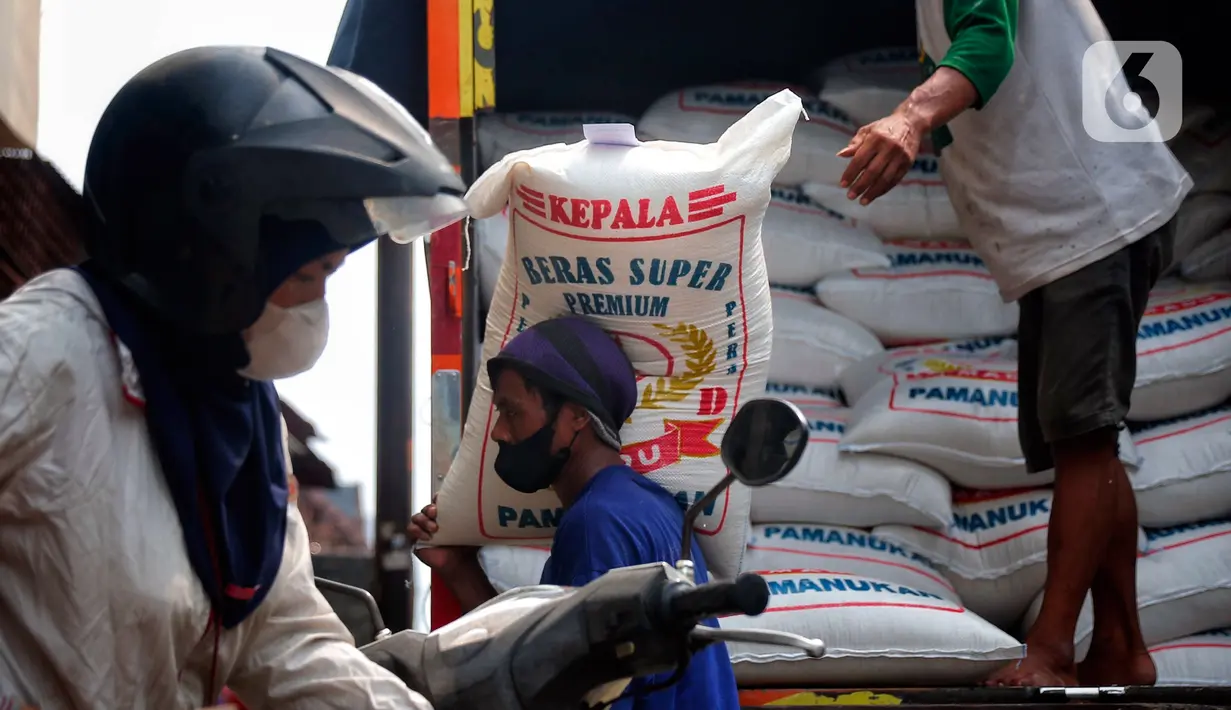 Selain perbandingan peningkatan produksi beras dengan konsumsi, aspek distribusi turut menjadi penyebab beras masih menjadi penyumbang inflasi nasional. Dengan begitu meski panen sudah terjadi di beberapa titik, distribusi yang terkendala tetap menjadi tantangan. (Liputan6.com/Angga Yuniar)