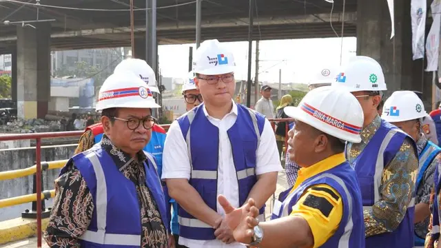 Anggota DPRD DKI Jakarta Hardiyanto Kenneth mendampingi Gubernur DKI Jakarta Pramono Anung saat meninjau proyek pembangunan Flyover Latumeten di Jakarta Barat, Kamis (2/7/2026) (Istimewa)