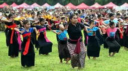 Ratusan anak-anak menari menampilkan kesenian tari tradisional seperti Janger dan tari kreasi lainnya. Tampak dalam foto, anak-anak menampilkan tarian tradisional untuk menyambut malam pergantian tahun di Bali, pada Rabu 31 Desember 2025. (SONNY TUMBELAKA/AFP)