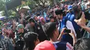 Ketua Umum Partai Nasdem, Surya Paloh tiba menghadiri Kampanye Rapat Umum di Gorontalo, Minggu (24/3). Kampanye terbuka perdana  Partai Nasdem ini diikuti oleh ribuan kader dan simpatisan partai Nasdem Provinsi Gorontalo. (Liputan6.com/Arfandi Ibrahim)