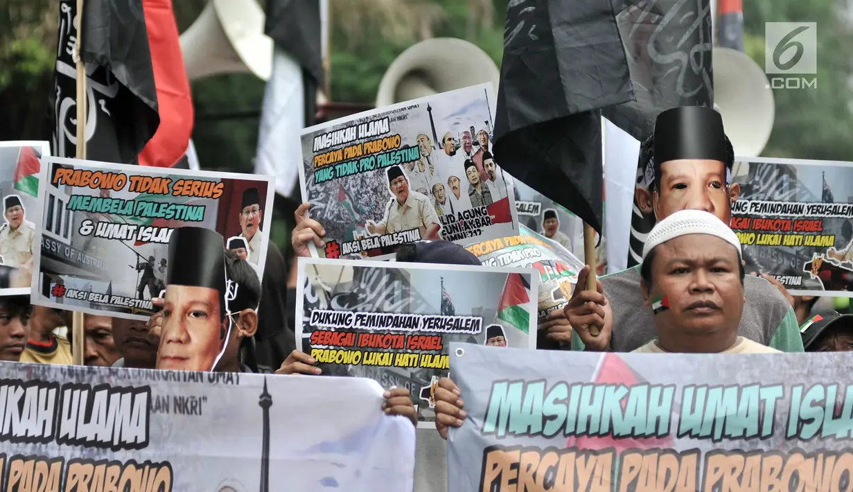 Massa yang tergabung dalam Gema Muslim Indonesia (GMI) membentangkan poster dan mengibarkan bendera Palestina saat berunjuk rasa di depan Kedutaan Besar Australia, Jakarta, Senin (26/11). (Liputan6.com/Iqbal S Nugroho)