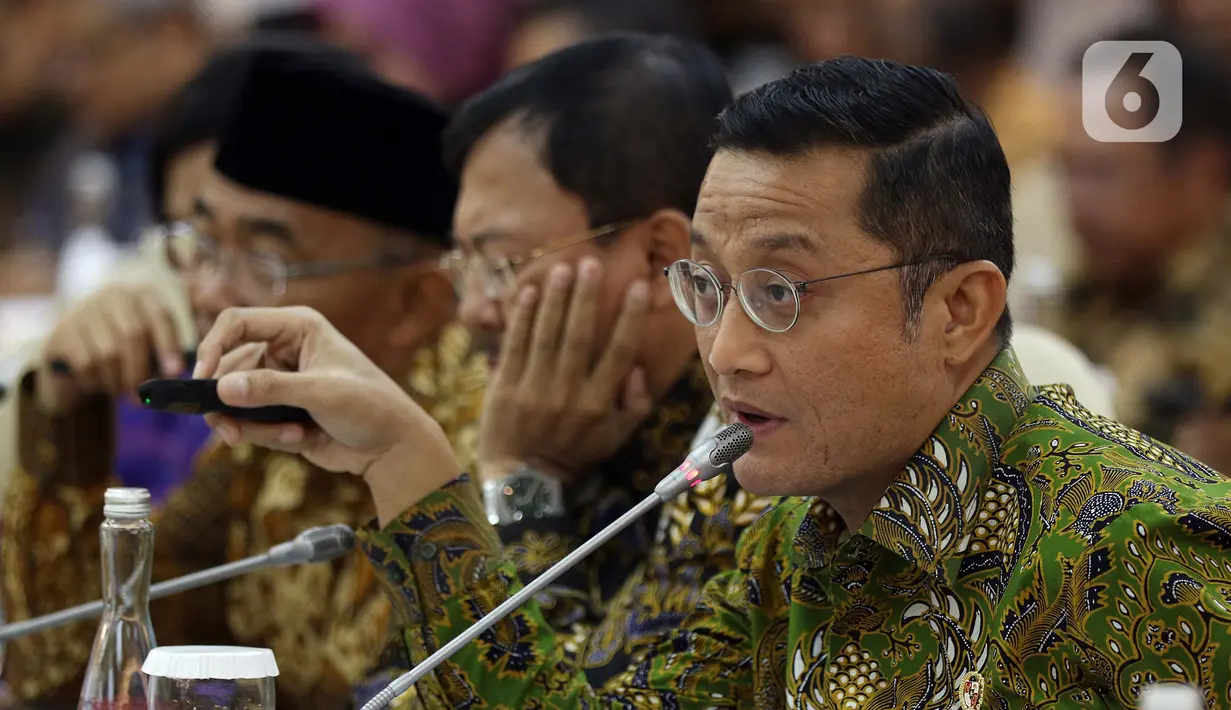 Mensos Juliari P Batubara saat rapat kerja gabungan dengan DPR di Kompleks Parlemen, Jakarta, Selasa (18/2/2020). Rapat membahas kenaikan iuran BPJS Kesehatan, data peserta Penerima Bantuan Iuran (PBI), dan peran pemda dalam program Jaminan Kesehatan Nasional (JKN). (Liputan6.com/Johan Tallo)