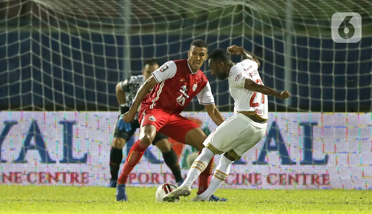 Pemain PSM Makassar Patrich Steve Wanggai (27) saat mencetak gol ke gawang Persija Jakarta dalam pertandingan babak penyisihan Piala Menpora 2021 di Stadion Kanjuruhan, Malang, Jawa Timur, Senin (22/3/2021). PSM Makassar menang dengan skor 2-0. (Bola.com/Arief Bagus)