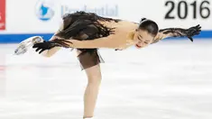 Pemain ice skating, Mao Asada beraksi meluncur dengan satu kaki pada figure skating  dalam perlombaan Skate America 2016 di Sears Center Arena, Chicago, AS (21/10)