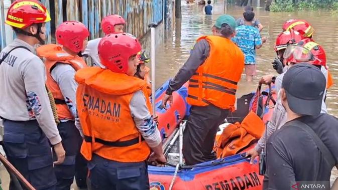 Bayi hingga Lansia di Cipinang Melayu Terjebak Banjir