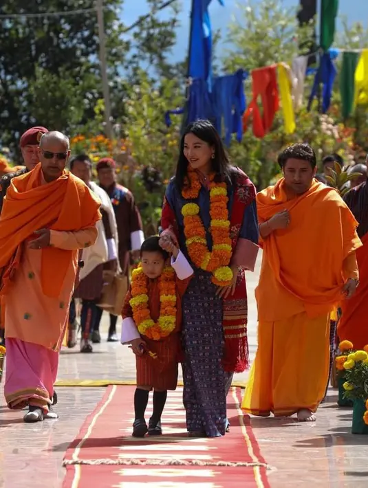 Ratu Bhutan ini kerap tampil dengan baju tradisional Bhutan yang diberi nama kira dan toego dengan warna-warna cerah. Di setiap kesempatan, sang Ratu kerap terlihat modis dengan busana tradisional tersebut. [@queenjetsunpema]