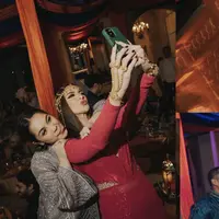 Nagita Slavina tampil dengan busana warna silver yang dilengkapi payet. Ia pun mengikat rambut setengah kesamping.  Credit: Instagram (@ramadhaniabakrie)