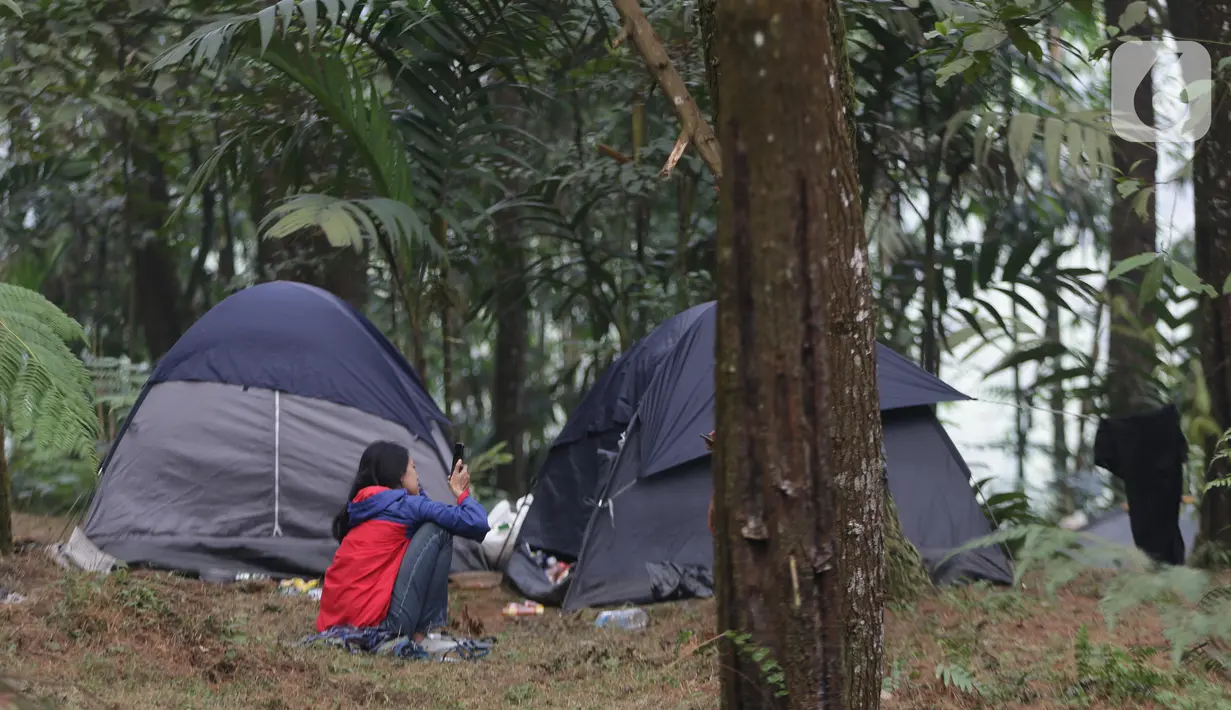 Pengunjung saat berada di lokasi perkemahan Curug Hiji, Bogor, Minggu (5/9/2021). Meski Kabupaten Bogor masih dalam masa PPKM level 3, sejumlah lokasi wisata luar ruangan mulai ramai dikunjungi pengunjung. (Liputan6.com/Helmi Fithriansyah)