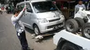 Sebuah mobil diderek petugas Dishub karena parkir sembarangan di jalan Pramuka, Jakarta, Kamis (18/9/2014) (Liputan6.com/Faizal Fanani)