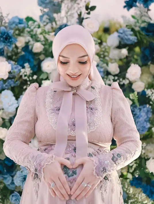 Desain gaun yang tidak terlalu ramai dengan potongan A-line memberikan kenyamanan bagi Zaskia sebagai ibu hamil, sekaligus menjaga kesan mewah dan elegan.  [@zaskia_gotix].