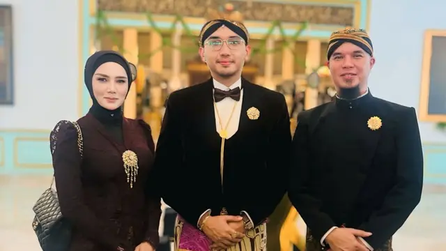 Momen khidmat Ahmad Dhani dan Mulan Jameela. (credit:instagram.com/ahmaddhaniofficial)