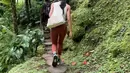 Pasangan yang bertemu saat menempuh pendidikan pascasarjana di Stanford University ini terlihat asyik menikmati pemandangan indah dari pohon-pohon rindang di sekeliling mereka. Udara segar dan sejuk pastinya bisa membuat pikiran mereka lebih fresh. (Instagram/maudyayunda)