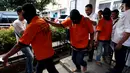 Petugas menggiring tersangka kasus peredaran narkoba jenis sabu usai jumpa pers di Polda Metro Jaya, Minggu (8/10). Direktorat Reserse Narkoba Polda Metro Jaya berhasil mengungkap jaringan peredaran sabu seberat 20,4 kilogram. (Liputan6.com/Johan Tallo)