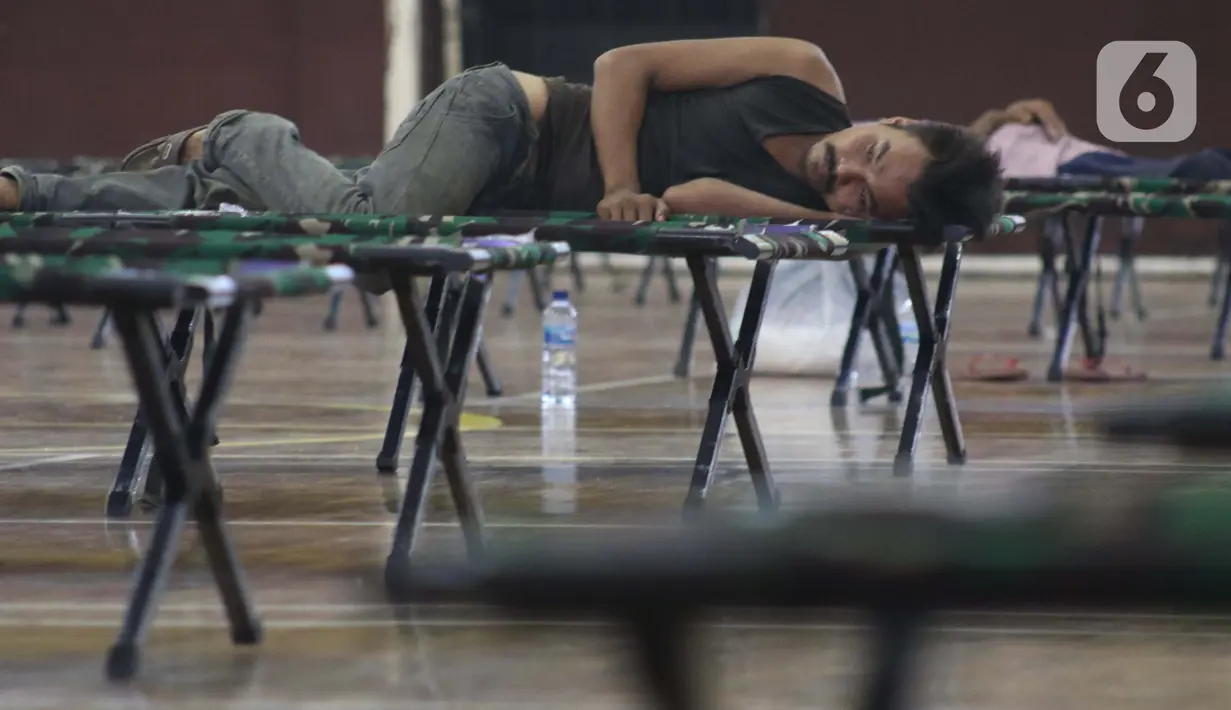 Para tunawisma beristirahat di GOR Ciracas, Jakarta, Selasa (28/4/2020). Untuk mencegah meluasnya virus Covid-19, Pemprov DKI Jakarta menyiapkan seluruh GOR di Jakarta untuk menampung tunawisma, salah satunya GOR Ciracas dengan kapasitas 100 tempat tidur. (Liputan6.com/Helmi Fithriansyah)