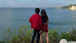 Natasha Wilona dan Farhan Rasyid pun diketahui beradu akting bersama dalam sinetron Aura. Meski baru tayang pada 19 Desember 2022, namun chemistry yang ditunjukkan keduanya sukses membuat netizen hanyut dalam peran yang dimainkan. (Liputan6.com/IG/@farhanrasyidd)
