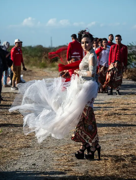Lenggak-lenggok Model di Tanggul Lumpur Sidoarjo