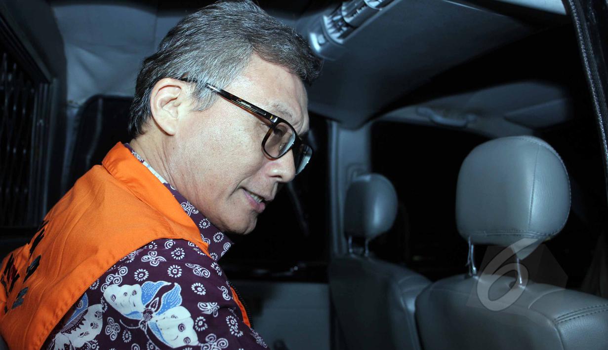 Sherman Rana Khrisna saat berada di dalam mobil tahanan KPK setelah menjalani pemeriksaan sebagai tersangka di KPK, Jakarta, Jumat (8/5/15). KPK menahan Sherman terkait kasus ke Badan Pengawas Perdagangan Berjangka Komoditi . (Liputan6.com/Helmi Afandi)