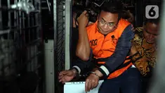Bupati Pati, Sudewo dikawal petugas masuk ke dalam mobil tahanan usai menjalani pemeriksaan intensif di Gedung Merah Putih Komisi Pemberantasan Korupsi (KPK), Jakarta, Selasa (20/1/2026). Usai melakukan pemeriksaan intensif, pihak KPK langsung menetapkan sekaligus menahan Bupati Pati Sudewo. (Liputan6.com/Helmi Fithriansyah)
