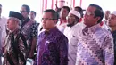 Ketua Gerakan Suluh Kebangsaan Mafud MD (kanan) bersama Bupati Banyuwangi Abdullah Azwar Anas saat penutupan Jelajah Kebangsaan di Stasiun Banyuwangi, Jatim, Jumat (22/2). Jelajah Kebangsaan belangsung pada 18-22 Februari 2019. (Liputan6.com/JohanTallo)