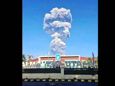 Foto yang dirilis oleh Badan Nasional Penanggulangan Bencana Indonesia (BNPB) pada Jumat 8 Mei 2026 menunjukkan asap yang mengepul dari letusan Gunung Dukono seperti yang terlihat dari Tobelo, Maluku Utara. Gunung Dukono mengalami erupsi besar dengan kolom abu vulkanik mencapai ketinggian 10.000 meter di atas puncak. (Foto: Handout/Badan Penanggulangan Bencana Indonesia (BNPB)/AFP)