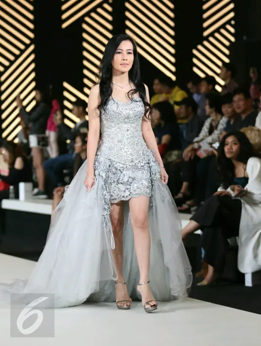 Seorang model berjalan diatas panggung saat ajang Fashio Nation ke-11 yang bertemakan Real Life Real Story persembahan dari Matie France Bodyline di Senayan City, Jakarta, Jumat (14/4). (Liputan6.com/Angga Yuniar)