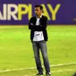 Pelatih Sriwijaya FC Widodo Cahyono Putro menyaksikan anak asuhnya menghadapi Arema FC pada 8 besar Piala Presiden di Stadion Manahan, Solo, Minggu (26/2/2017). Sriwijaya menyerah 0-1. (Liputan6.com/Helmi Fithriansyah)