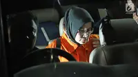 Tersangka Hakim PN Tangerang, Wahyu Widya Nurfitri masuk ke mobil tahanan usai diperiksa di gedung KPK, Jakarta, Selasa (13/3). Wahyu menerima suap untuk mengubah vonis dan memenangkan perkara yang ditangani dua pengacara. (Liputan6.com/Herman Zakharia)