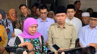 Gubernur Jatim, Khofifah Indar Parawansa didampingi Bupati Jember, Muhammad Fawait saat takziah ke salah satu rumah duka di Desa Serut, Panti pada Senin (15/09/2025). (istimewa)