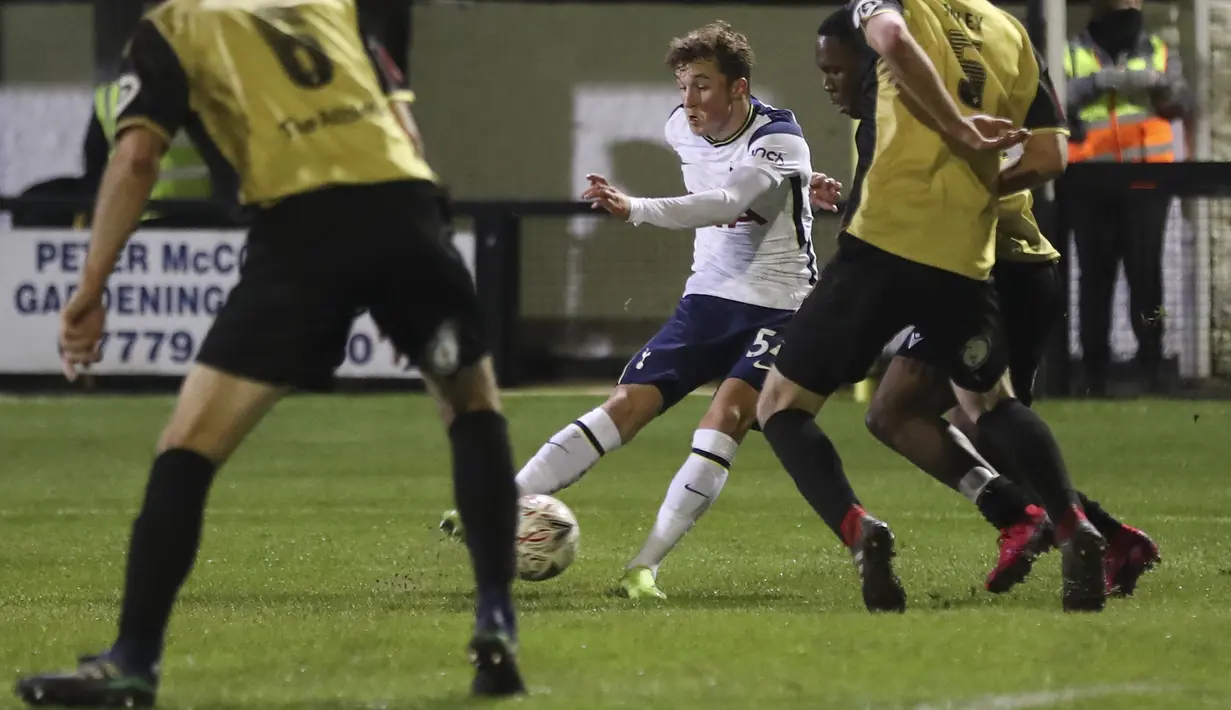 Gelandang Tottenham Hotspur, Alfie Devine (tengah) mencetak gol kelima untuk timnya ke gawang Marine, James Joyce dalam babak ketiga Piala FA di Rossett Park, Crosby, Inggris, Minggu (10/1/2021). Tottenham Hotspur tanpa ampun menggilas tim semi-profesional, Marine dengan 5-0. (Martin Rickett/Pool vi