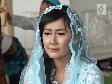 Bintang film dan sinetron Ardina Rasti menangis ketika meminta izin dan restu untuk menikah saat menggelar pengajian di kawasan Gunung Putri, Jawa Barat, Jumat (19/1). (Liputan6.com/Herman Zakharia)