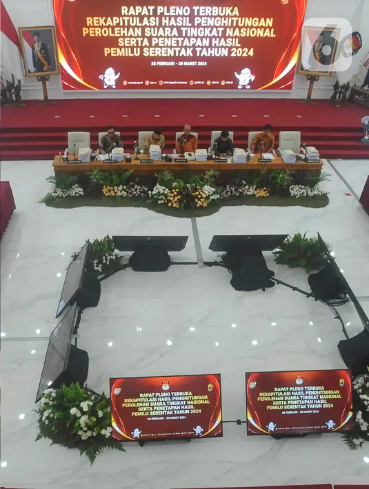 Penundaan disebabkan Ketua KPU Hasyim Asy'ari bersama keenam anggotanya harus menjalani persidangan di Dewan Kehormatan Penyelenggara Pemilu (DKPP) terkait kebocoran data pemilih tetap (DPT). (merdeka.com/Arie Basuki)