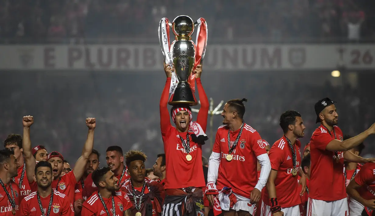 Prestasi Cristiano Ronaldo di Real Madrid tentu akan menjadi bayang-bayang bagi Joao Felix yang dianggap sebagai penerusnya. (Photo by PATRICIA DE MELO MOREIRA / AFP)