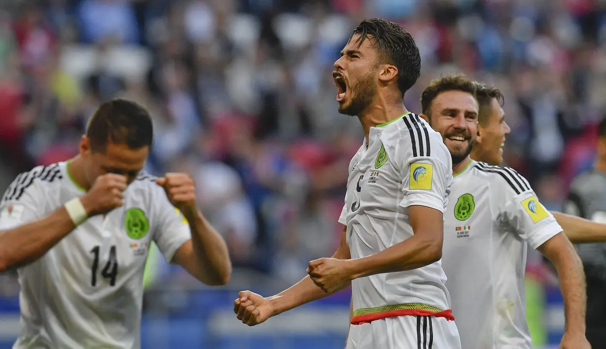 Pemain Meksiko, Diego Reyes merayakan golnya ke gawang Portugal pada laga grup A piala Konfederasi 2017 di Kazan Arena, (18/6/2017). Portugal bermain imbang 2-2.  (AP/Martin Meissner)