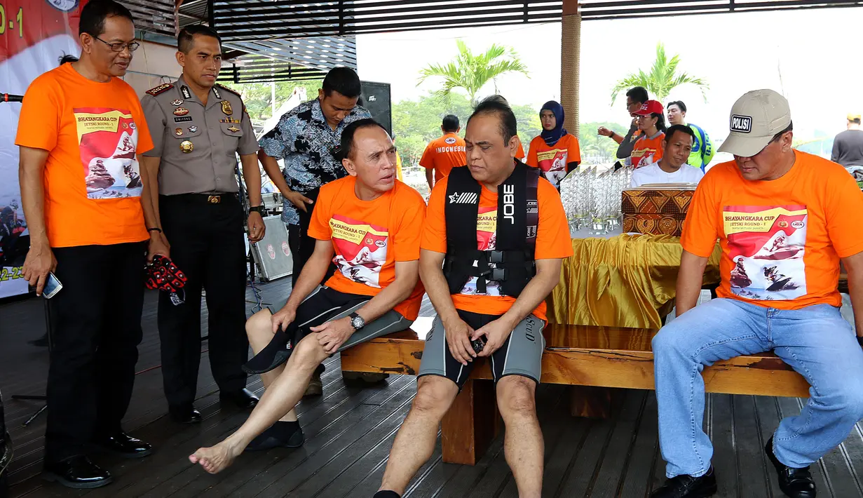 Wakapolri Komjen Pol Syaffrudin didampingi Irjen Pol Mochamad Iriawan duduk bersama sebelum bermain jetski dalam acara Bhayangkara Cup Jetski Round 1 di Pantai Mutiara Pluit, Jakarta, Minggu (22/07). (Liputan6.com/Fery Pradolo)